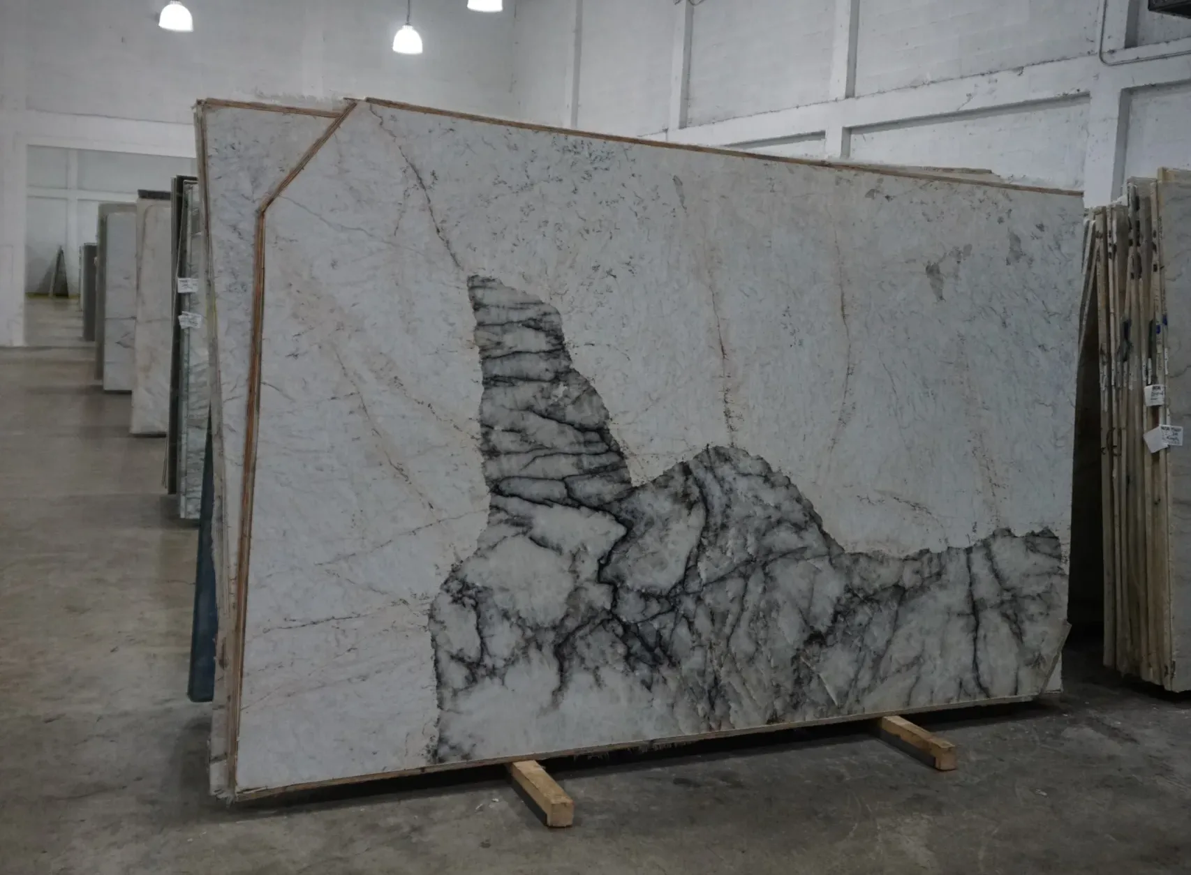 crystallo quartzite slab in doral miami showroom<br />
